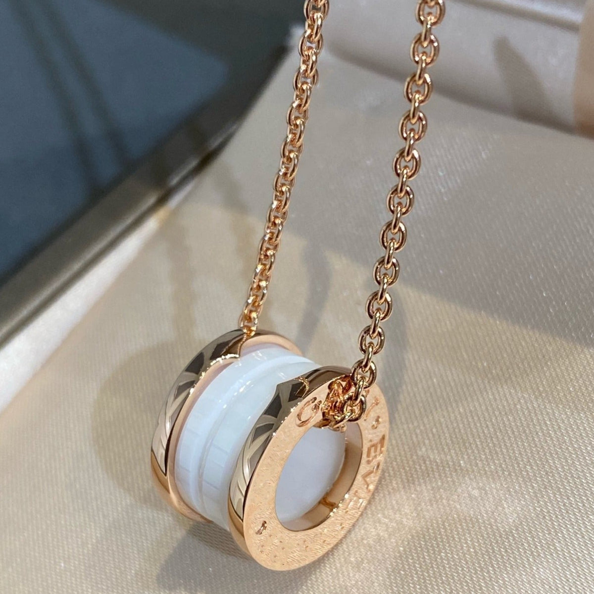 [Aura Jewels]ZERO 1 WHITE CERAMIC PINK GOLD NECKLACE