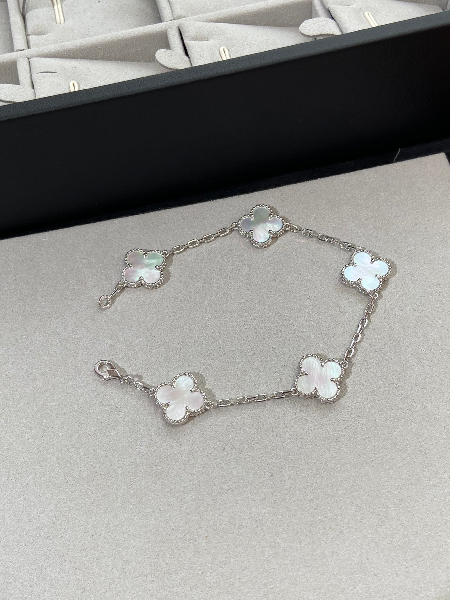 [Regal Jewels]CLOVER SILVER MOP 5 MOTIF BRACELET