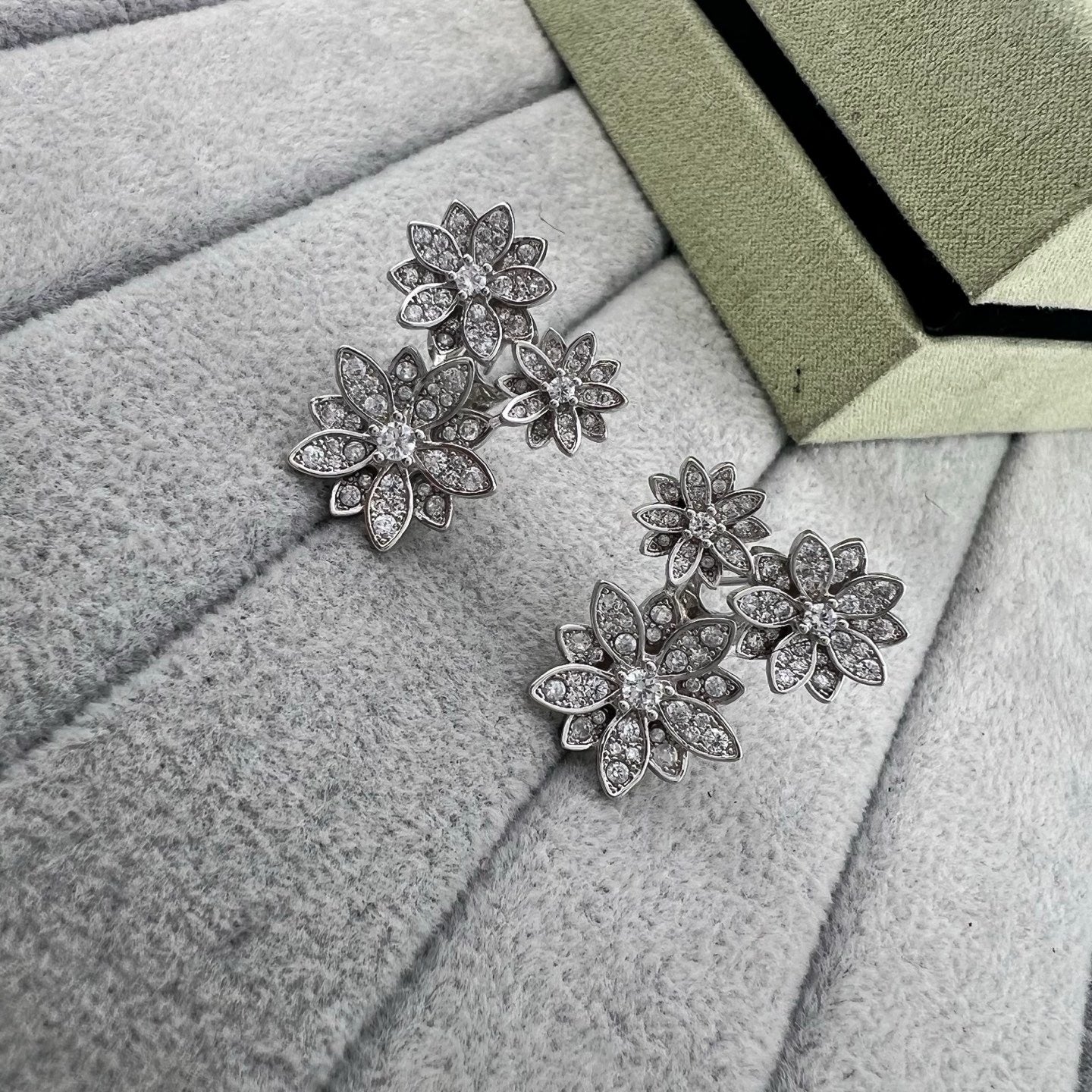 [Regal Jewels] Full Diamond Hollow Lotus Necklace Set