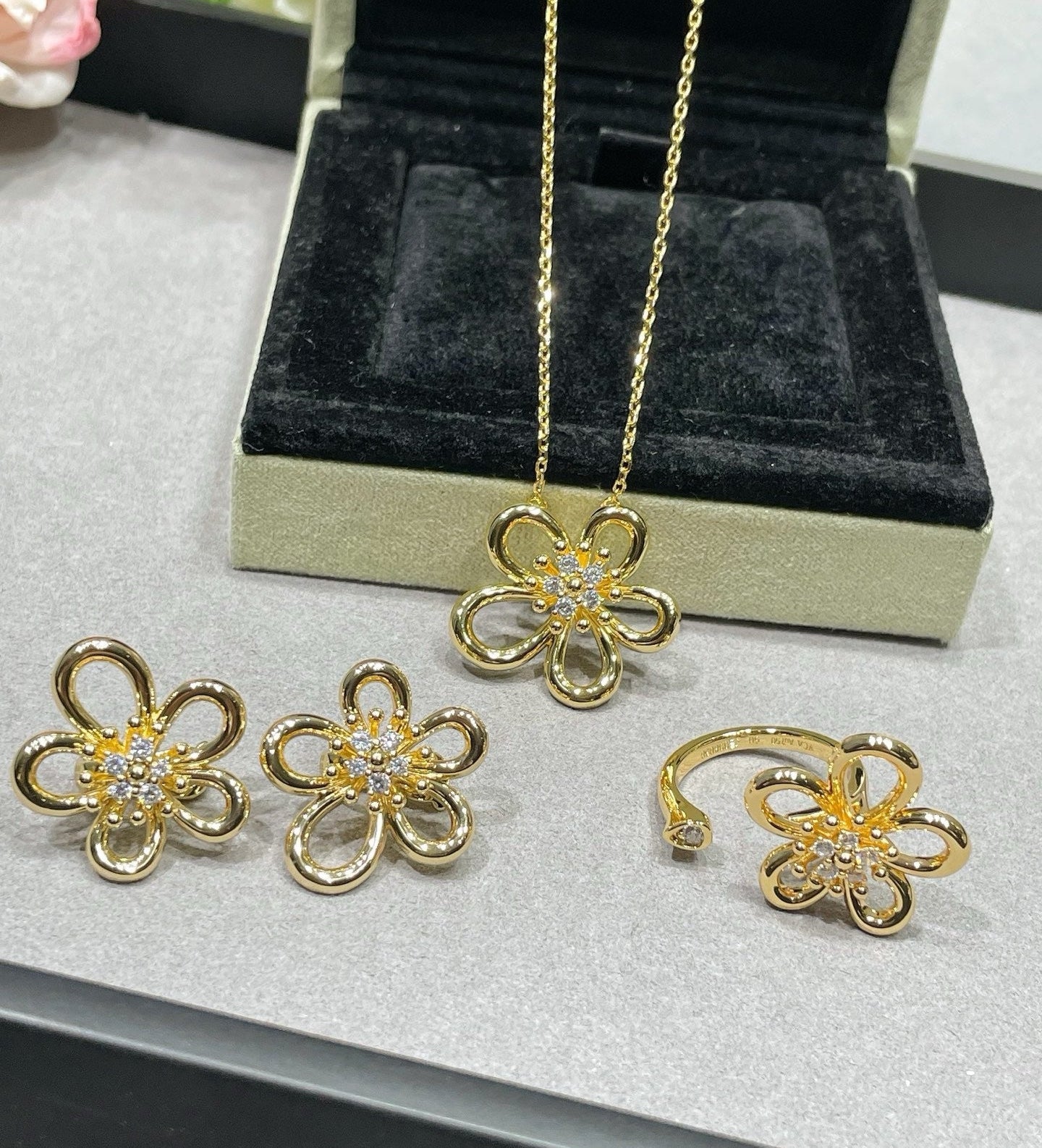 [Regal Jewels] Flower Jewelry Set with Diamond Center