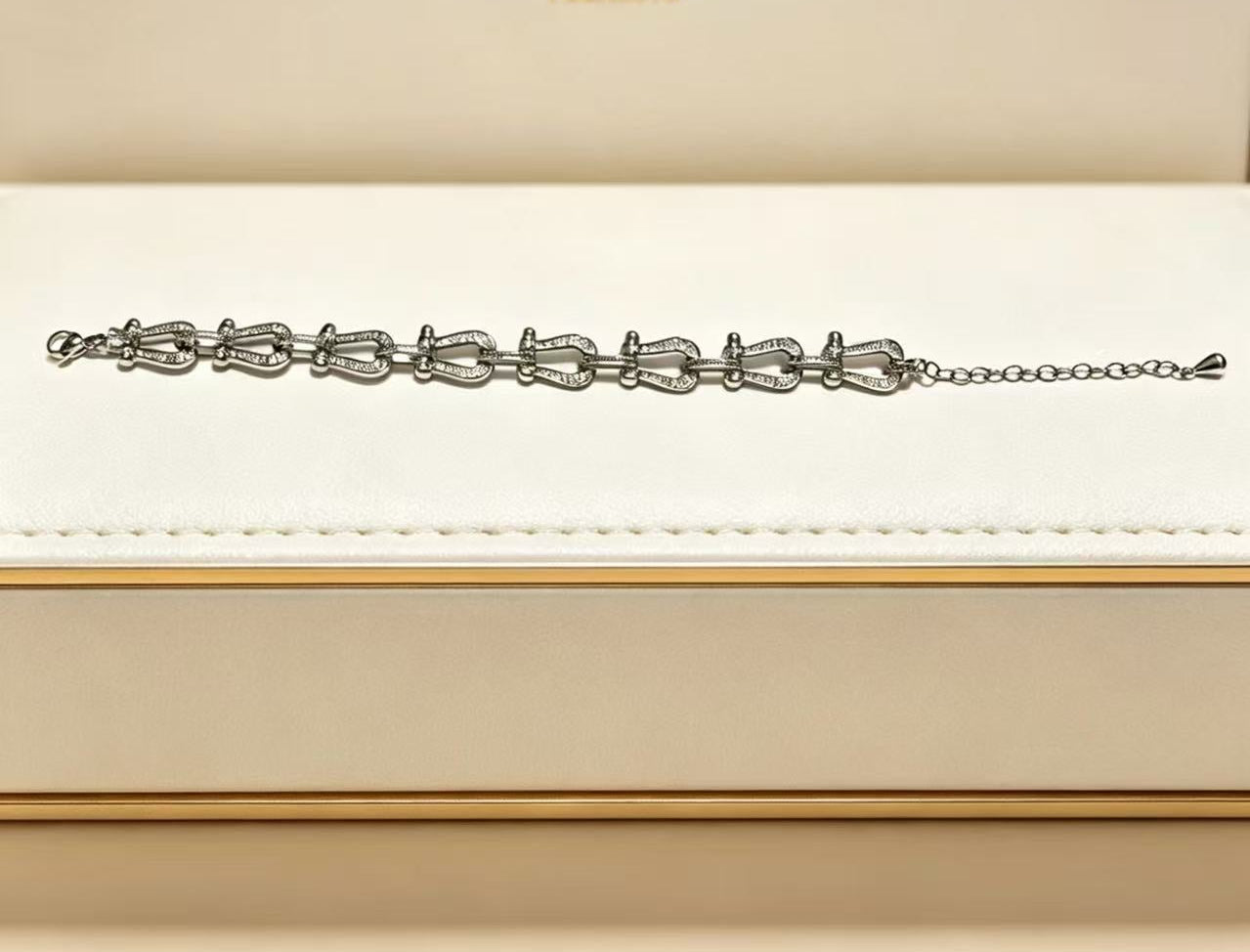 ¡®Regal JewelsDiamond-studded Horseshoe Bracelet