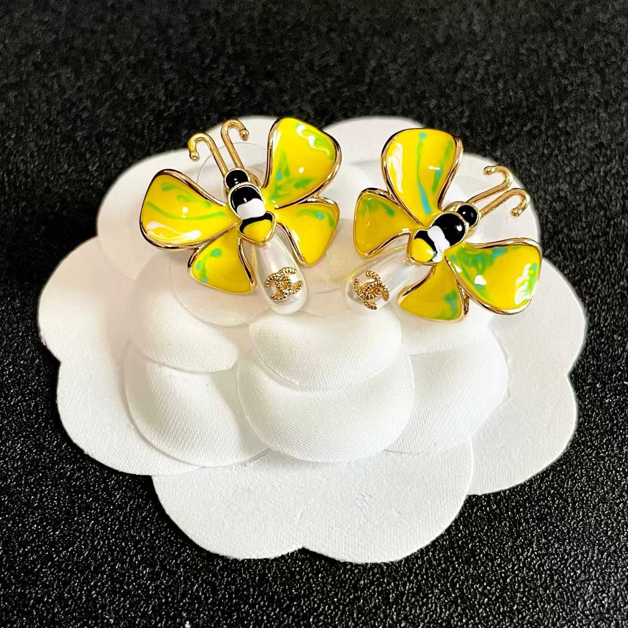[Regal Jewels] Ladybug Enamel & Faux Pearl Clip-On Earrings