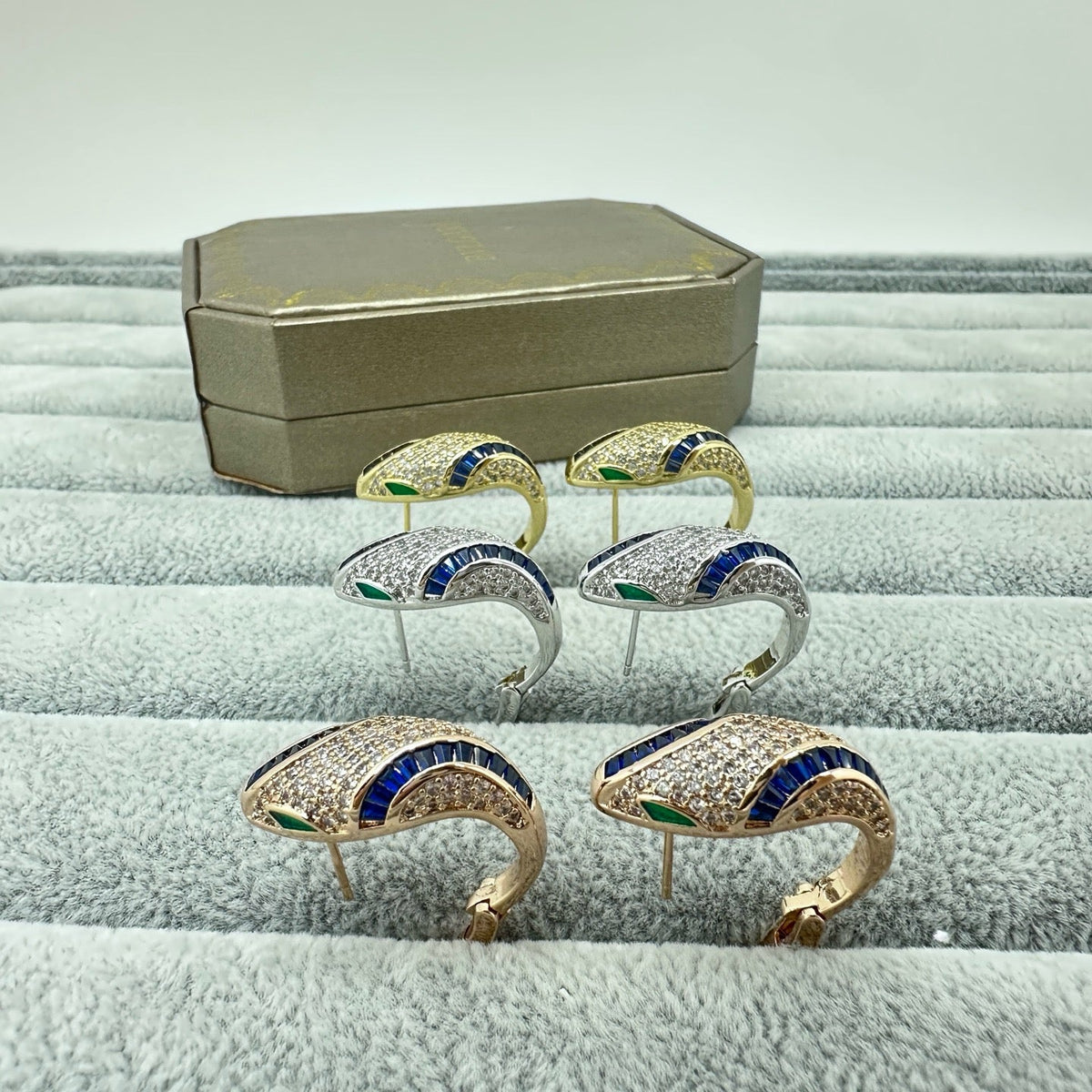 [Aura Jewels]FULL STONE TWO-TONE SNAKE EARRING STUDS