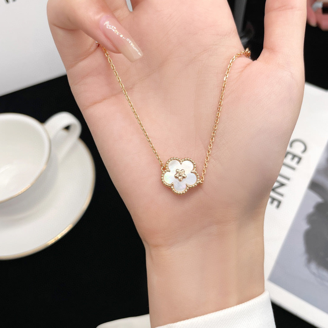 [Regal Jewels]LUCKY WHITE MOP PLUM BLOSSOM  BRACELET